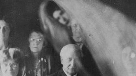 В английском архиве обнаружили снимки, на которых запечатлен призрак (ФОТО)