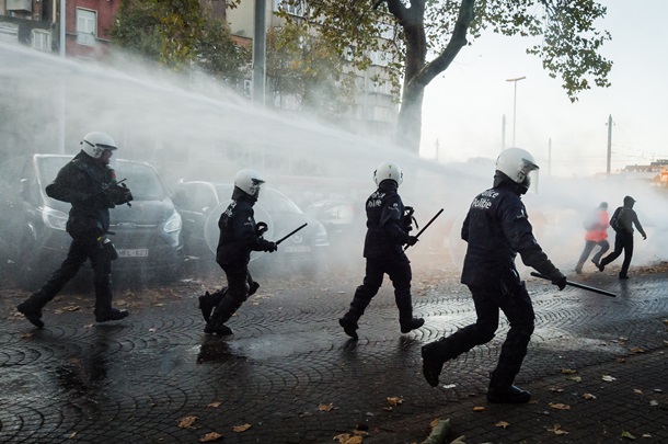 Беспорядки в Брюсселе: как разгоняли агрессивную толпу. ФОТО
