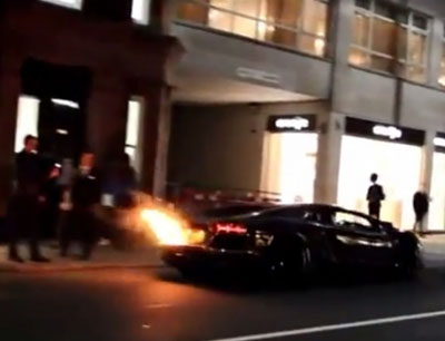 Автовладелец поджег свой Lamborghini за 300 тысяч фунтов