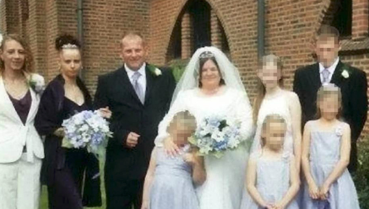 Мошенницу из Британии, выдававшую себя за мать-одиночку, разоблачило свадебное фото
