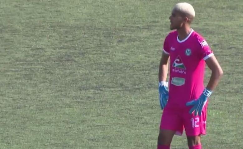 Вратарь забил гол в свои ворота ударом из-за штрафной. Видео нелепого автогола