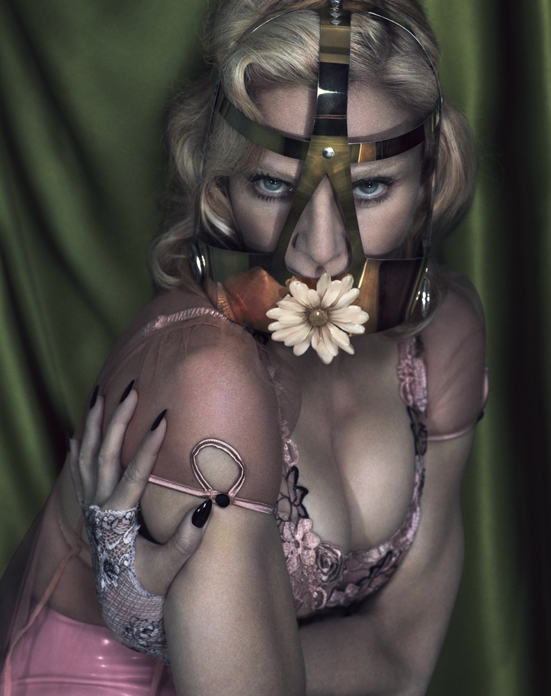 Мадонна шокировала обнаженной грудью в новой пикантной фотосессии