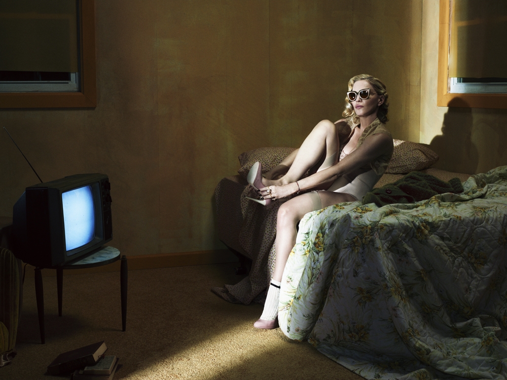 Мадонна шокировала обнаженной грудью в новой пикантной фотосессии