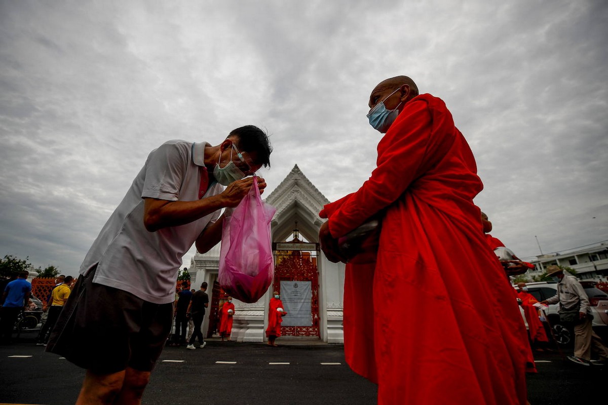 Праздник тысячи подношений в Индонезии и Таиланде