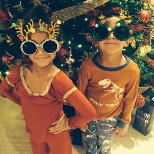 Дженнифер Лопес готовится к новогодним праздникам вместе со своими двойняшками. Фото