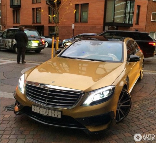 В Лондоне заметили золотой Мерседес от Brabus (фото)