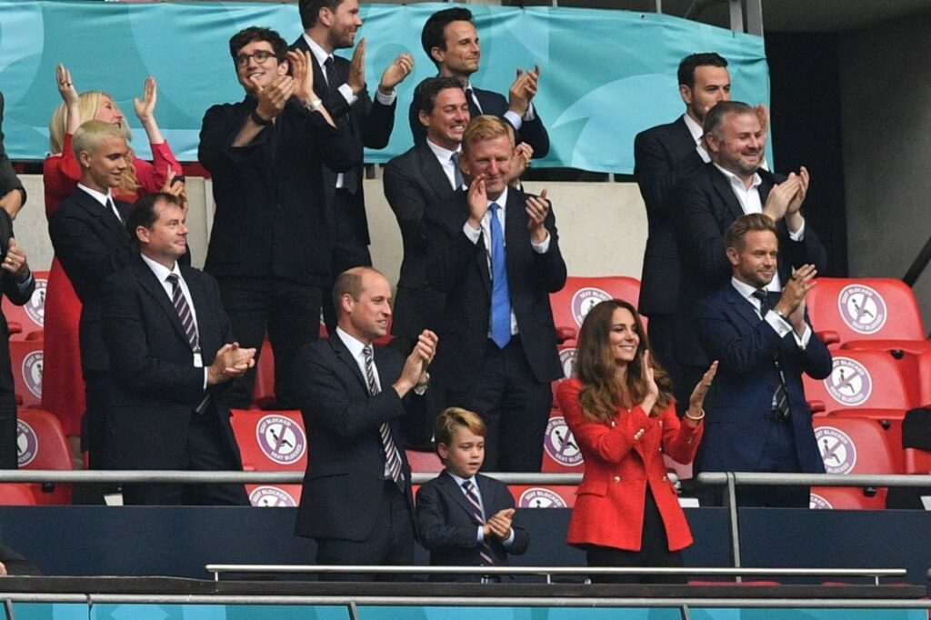 Кейт Миддлтон и принц Уильям со старшим сыном сходили на футбол. Фото