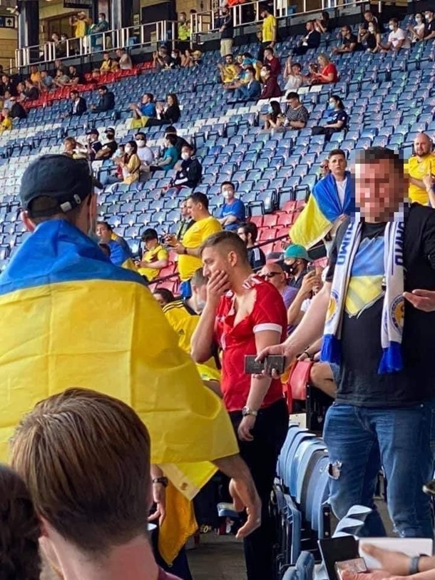 На матче Украина-Швеция фанаты подрались из-за флага РФ. Видео