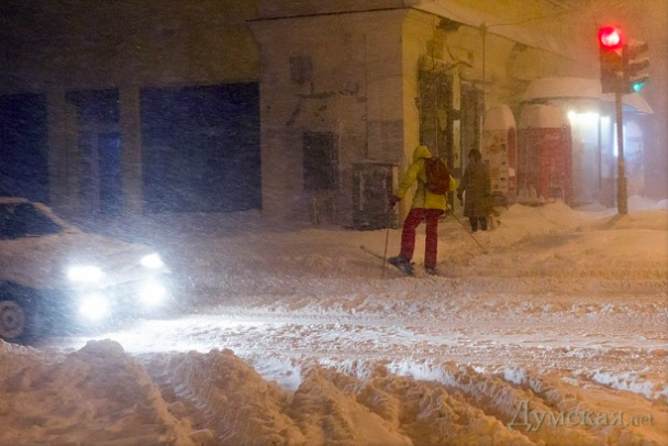 Снег держит в плену украинские города: в Одессе ездят на лыжах. ФОТО
