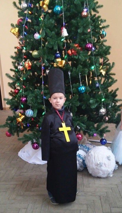 Мальчика одели в оригинальный новогодний костюм попа. Фото