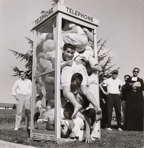 Мировой рекорд: 22 студента уместились в телефонной будке, 1959 год. ФОТО
