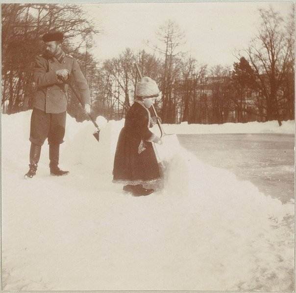 Николай II и цесаревич Алексей убирают снег перед дворцом. ФОТО