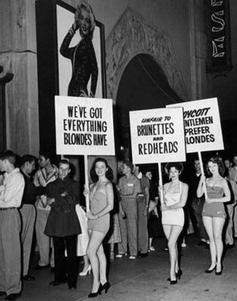 Брюнетки бойкотируют фильм \"Джентльмены предпочитают блондинок\", 1953 г. 