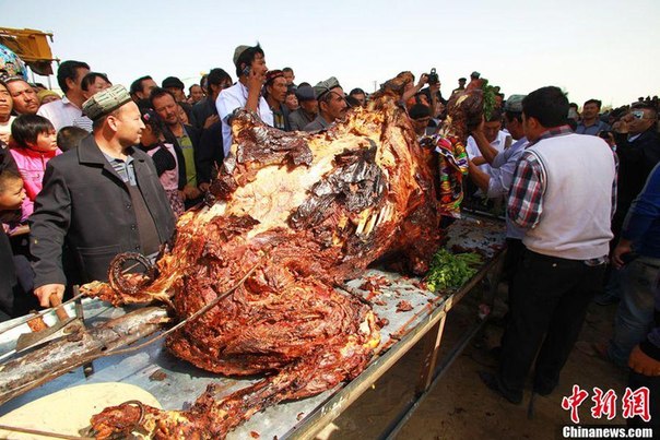 Самое большое блюдо в мире - жареный верблюд, фаршированный баранами. ФОТО