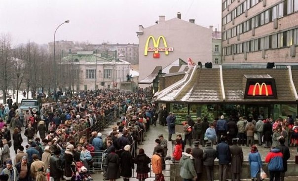 В очереди в первый московский «Макдоналдс» стояли 30 тысяч человек. ФОТО