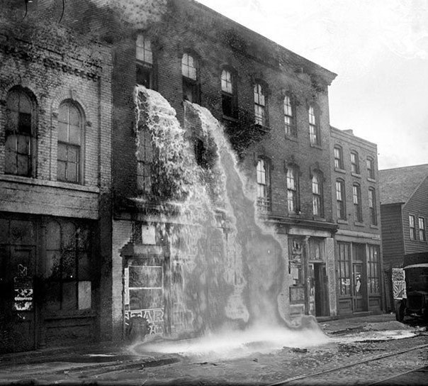 Уничтожение нелегального алкоголя во время сухого закона, 1929г. ФОТО