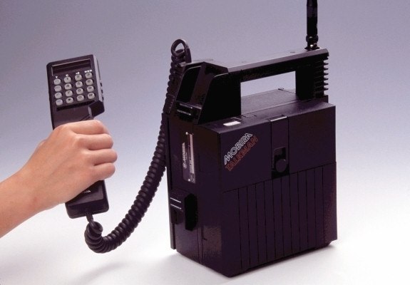 Мобильный телефон в 1984-м году стоил $4195 и весил 1,5 кг. ФОТО
