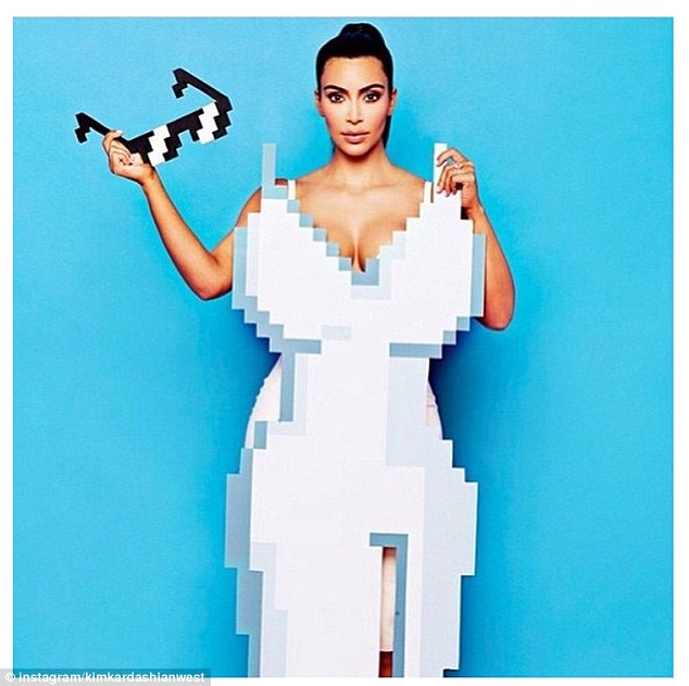 Ким Кардашян попозировала в откровенном платье из латекса. ФОТО