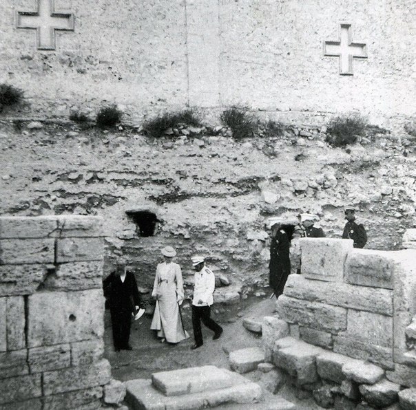 Император Николай II с супругой осматривают древние руины в Херсонесе, 1902 г. ФОТО