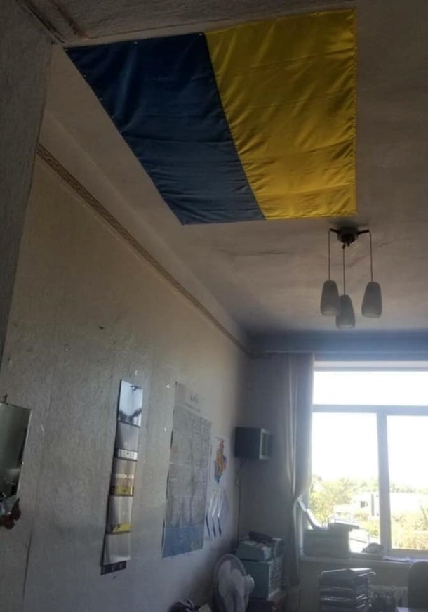 В Николаеве дырку в потолке райадминистрации замаскировали флагом Украины (ФОТО) В Николаеве дырку в потолке райадминистрации замаскировали флагом Украины (ФОТО)