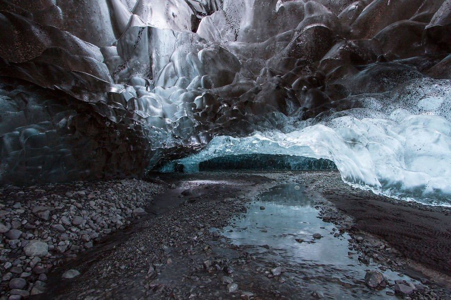 Ледяная пещера гигантского ледника Vatnajokull в Исландии. ФОТО