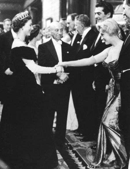Мэрилин Монро на встрече с Елизаветой Второй в Лондоне, 1956 г. ФОТО
