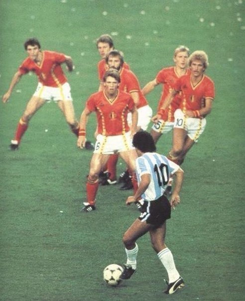  Марадона против шести игроков сборной Бельгии на Чемпионате мира, 1982 г. ФОТО