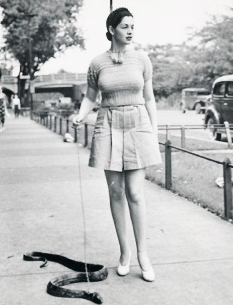 Экзотическая танцовщица Зорита выгуливает свою змею, 1930 г. ФОТО