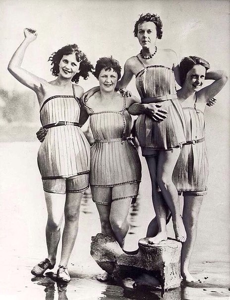 Женщины в деревянных купальниках, созданных, чтобы лучше держаться на воде, 1929 г. ФОТО