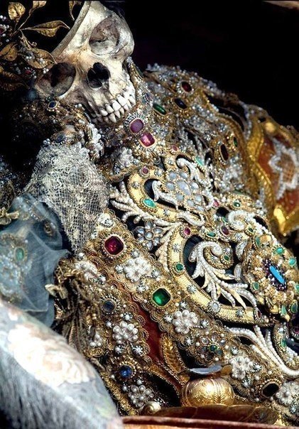 Скелеты в драгоценностях, найденные в катакомбах Рима. ФОТО
