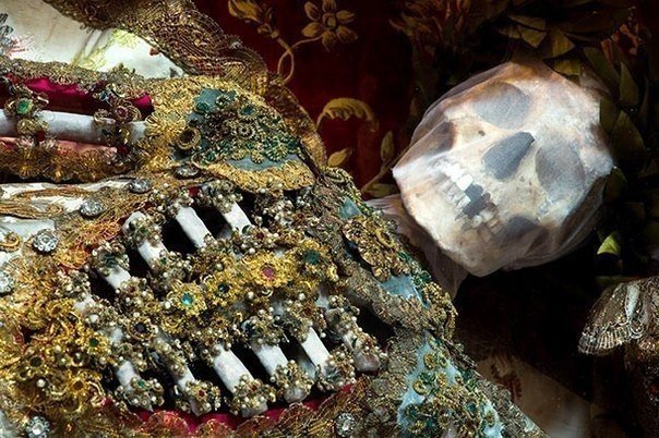 Скелеты в драгоценностях, найденные в катакомбах Рима. ФОТО