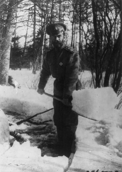 Император Николай II чистит снег в Царском селе. 1917 г. ФОТО