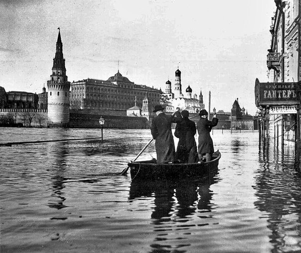 На лодке по Красной Площади: самое большое наводнение в истории Москвы, 1908 г. ФОТО