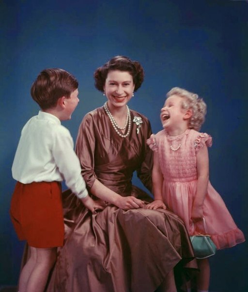 Королева Елизавета II с принцем Чарльзом и принцессой Анной, 1954 г. ФОТО