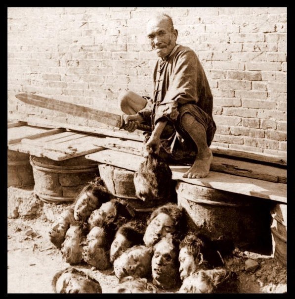Палач с головами своих жертв - участников Боксерского восстания. Пекин, 1901 год. ФОТО