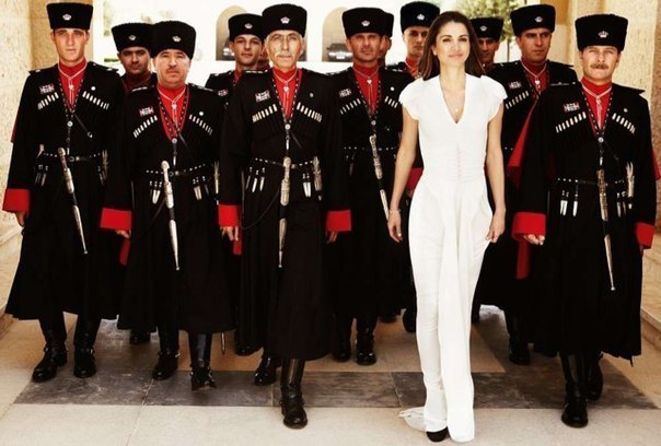 Принцесса Иорданского Хашимитского королевства Рания в окружении гвардейцев. ФОТО