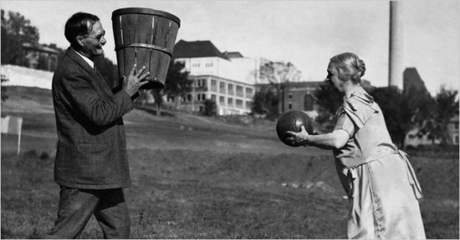 Джеймс Нейсмит, создатель баскетбола, с женой. Фото