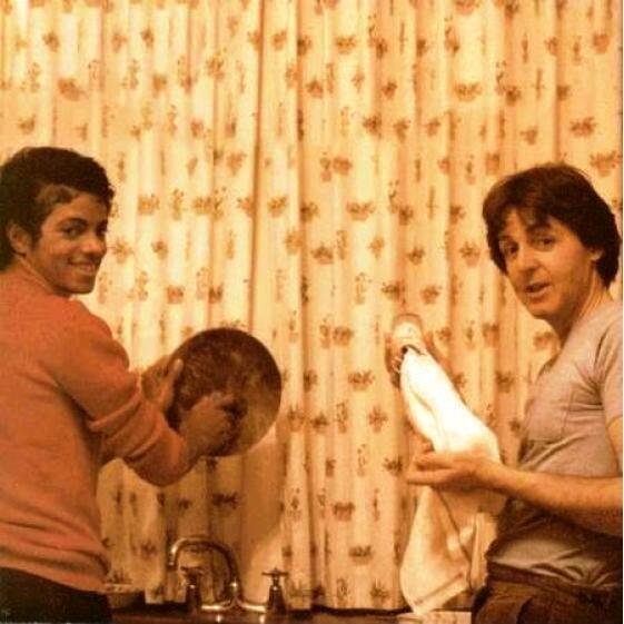 Майкл Джексон и Пол Маккартни моют посуду, 1983 год. ФОТО