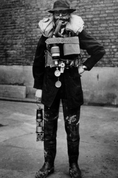 Работник Лондонской канализации в полном обмундировании, 1950-е. ФОТО