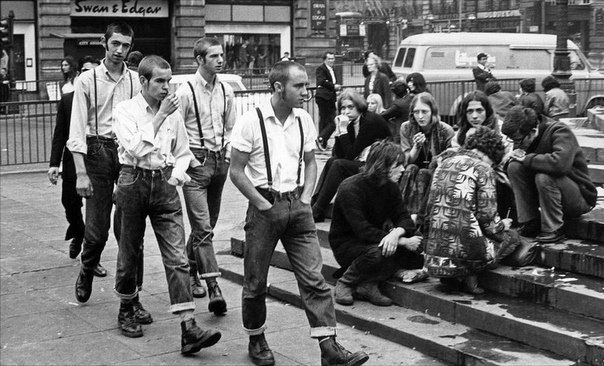 Скинхеды и хиппи. Лондон, Площадь Пикадилли, 1969 г. ФОТО
