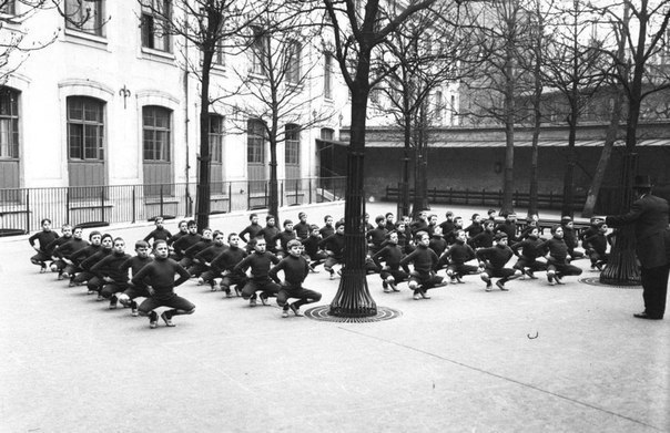 Урок физкультуры в школьном дворе, 1900-е. ФОТО
