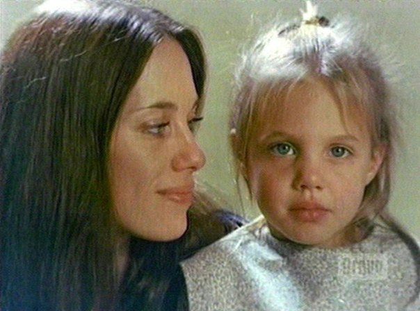Маленькая Анджелина Джоли с матерью Маршелин.Фото