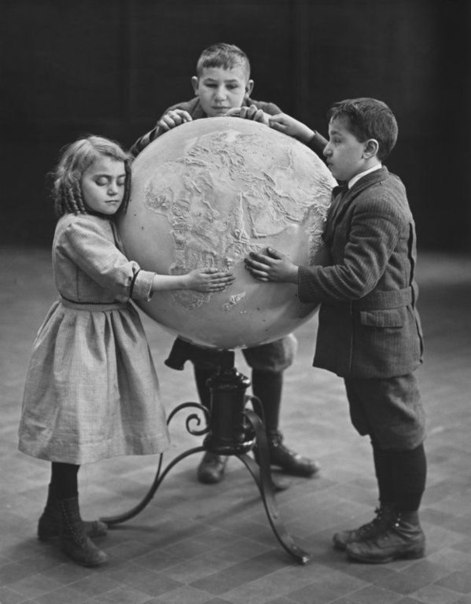 Слепые дети изучают специальный рельефный глобус, 1914 г. ФОТО