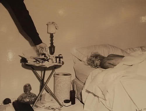 Безжизненное тело Мэрилин Монро, лежащее на кровати, США, 1962 г. ФОТО