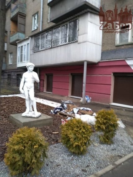 Царь Давид уже не тот: статуя возле библиотеки в Запорожье рассмешила горожан (ФОТО) Царь Давид уже не тот: статуя возле библиотеки в Запорожье рассмешила горожан (ФОТО)