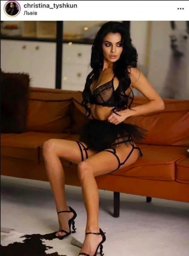 Помощницу замминистра осудили за открытое платье (ФОТО) Помощницу замминистра осудили за открытое платье (ФОТО)