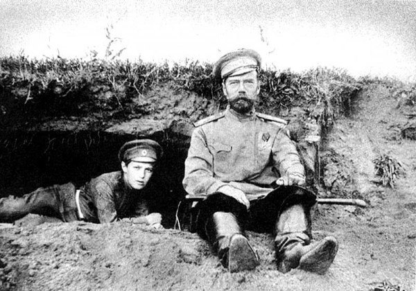 Император Николай II с наследником в окопах во время Первой мировой войны. ФОТО