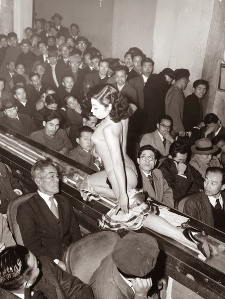 Стриптиз клуб в Японии, 1950-е. ФОТО