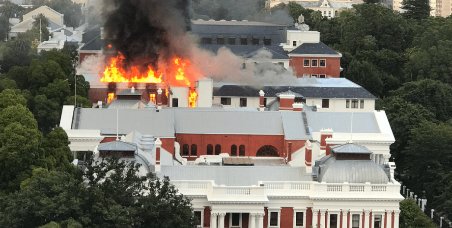 В ЮАР пожар едва не уничтожил здание парламента (видео)