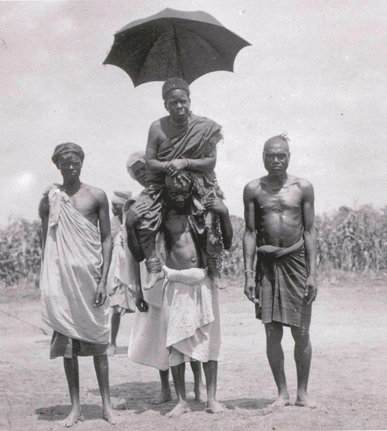 Африканский король верхом на подданном и с зонтиком, 1913г. ФОТО